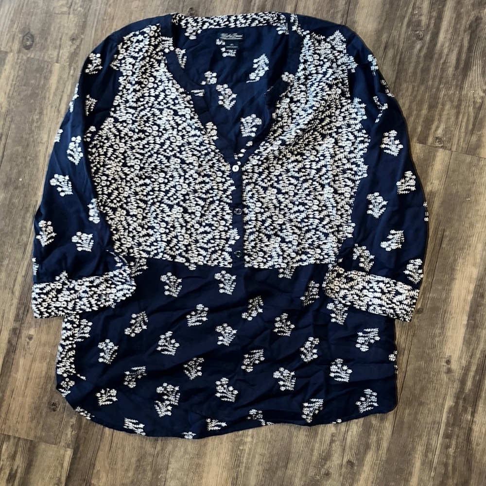 Casual light weight blouse - Picture 1 of 5